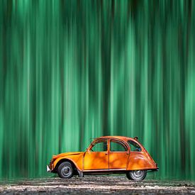 Citroën 2CV orange dans une forêt verte sur Ribbi