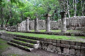 De verborgen grootsheid van Edzná onder de hemel van Campeche van Frank Photos