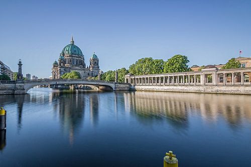 Berlina Dom in de ochtend uitzicht over de Spree naar het Museumeiland