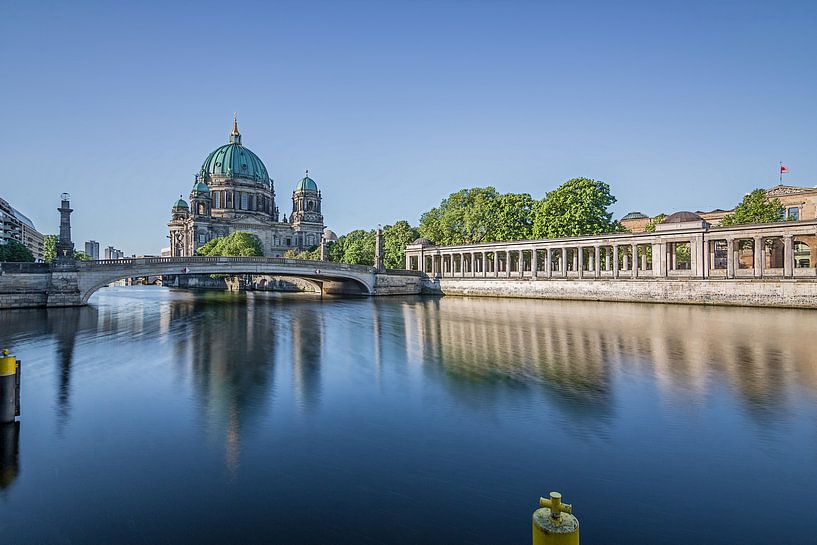 Berlina Dom in de ochtend uitzicht over de Spree naar het Museumeiland van Fotos by Jan Wehnert