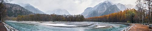 Uitzicht op besneeuwd berglandschap in de herfst in Kamikōchi, Japan fotoprint