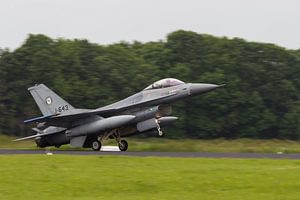 Niederländische F-16 schießt in voller Stärke auf