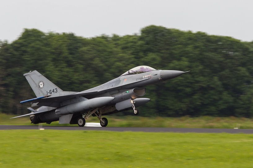 Dutch F-16 shoots up in full force by Thijs Schouten