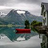 Panorama van bootjes en bergen met reflectie in het water in Noorwegen van iPics Photography