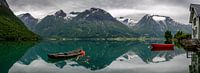 Panorama van bootjes en bergen met reflectie in het water in Noorwegen van iPics Photography thumbnail