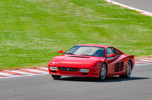 Une Ferrari 512 TR Testarossa sur le circuit de Spa
