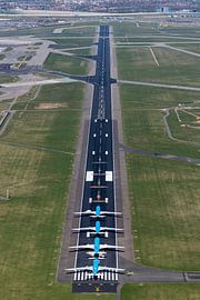 Luftaufnahme der Landebahn Schiphol mit vier KLM-Flugzeugen von aerovista luchtfotografie