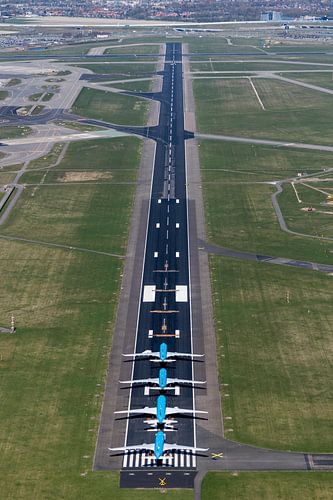 Luchtfoto startbaan Schiphol met vier KLM vliegtuigen