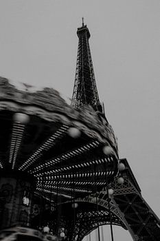 Eiffelturm mit beweglichem Karussell in schwarz-weiß