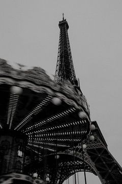 Eiffelturm mit beweglichem Karussell in schwarz-weiß
