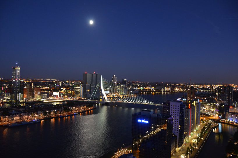 Prachtige Maan over de Maas en Rotterdam van Marcel van Duinen