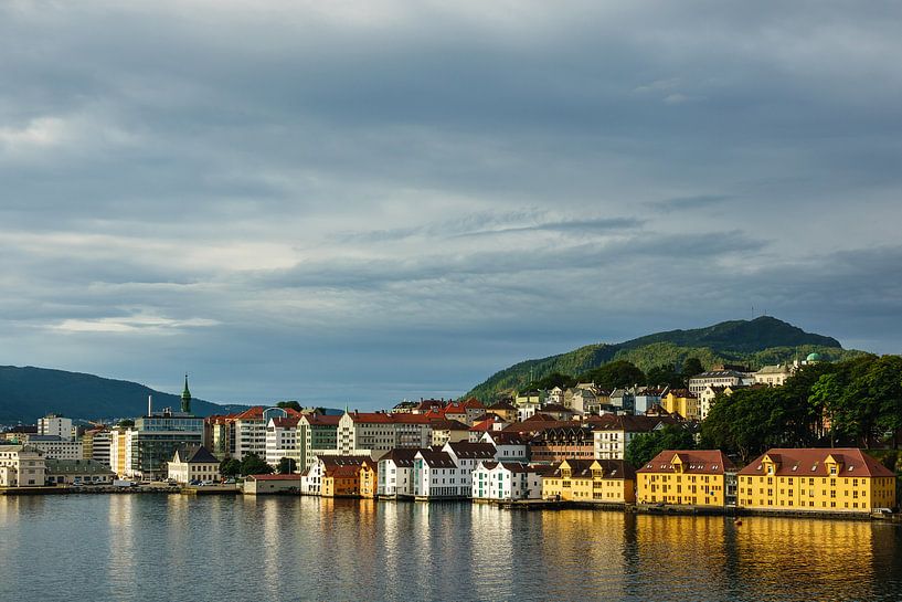 Blick auf die Stadt Bergen in Norwegen van Rico Ködder