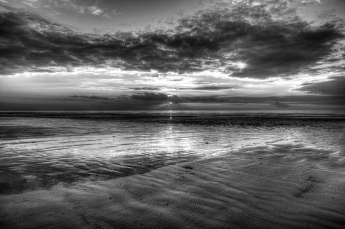 Zonsondergang aan zee