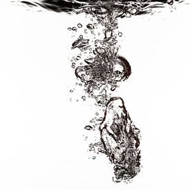 Luft fliegt in Wasser von Andreas Hackl