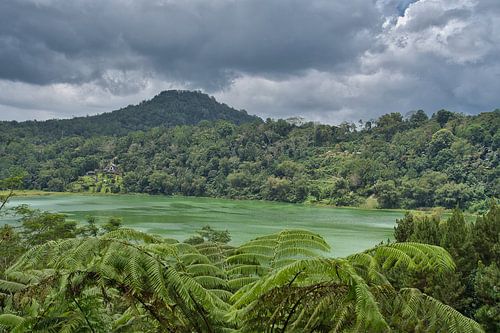 Het Linowmeer en de berg Tampusu