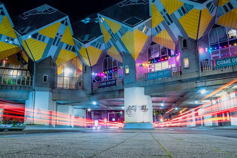 Kubushuisjes bij Blaak Rotterdam met lighttrails van Daan Duvillier | Regio in de Kijker