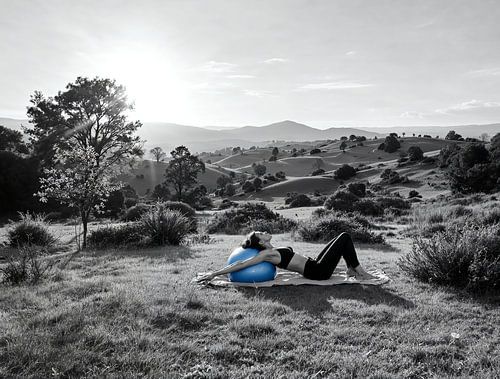 Frau auf blauem Gymnastikball - Gleichgewicht & Entspannung