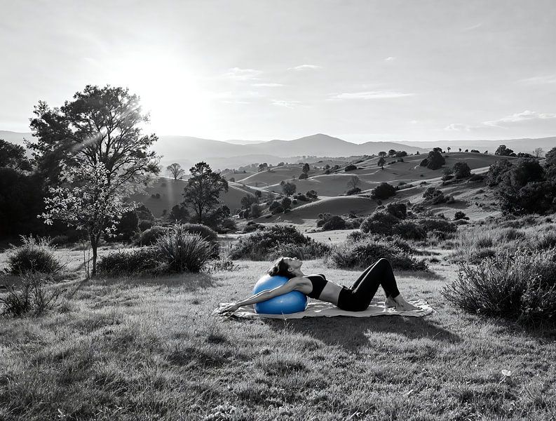 Femme sur ballon d'exercice bleu - Equilibre &amp;amp ; Relaxation par Basahen