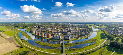 Vue aérienne panoramique de Hardenberg sur la ville, le long de la Vechte