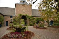 Der schöne Eingang zu den Arcen Castle Gardens.