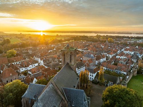 Elburg oude ommuurde stad tijdens de herfst gezien van bovenaf