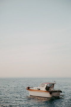 boot bij zonsopkomst op de Middellandse zee Amalfi kust italie