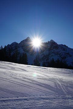 Bergtoppen van de Serles in de zon (Tirol, Oostenrijk) van Kelly Alblas