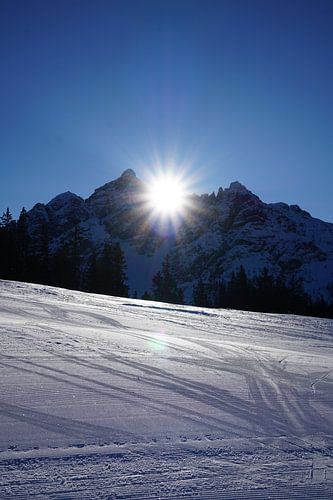 Berggipfel der Serles in der Sonne (Tirol, Österreich)