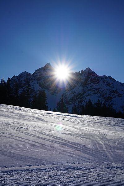 Bergtoppen van de Serles in de zon (Tirol, Oostenrijk) van Kelly Alblas