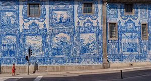 Azulejos,  blauwe tegels aan de Capela Das Almas, Porto, Douro Litoral, Portugal van Rene van der Meer