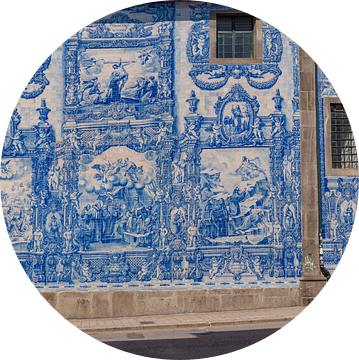 Azulejos,  blauwe tegels aan de Capela Das Almas, Porto, Douro Litoral, Portugal van Rene van der Meer
