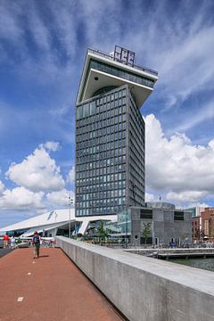 Weitwinkel-Schuss von Amsterdam Turm gegen einen blauen Himmel von Tony Vingerhoets