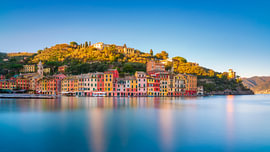 Panoramablick auf den Sonnenuntergang im Dorf Portofino, Ligurien