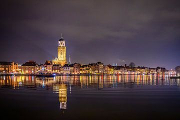 Deventer skyline aan de IJssel tijdens een koude winteravond van Sjoerd van der Wal Fotografie