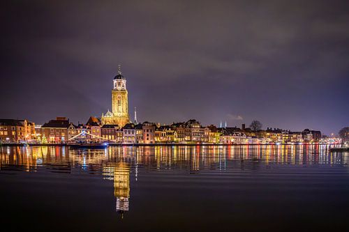 Deventer skyline aan de IJssel tijdens een koude winteravond