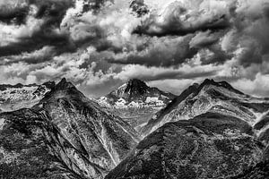 Bietschhorn tussen 2 onweersbuien van Ad Van Koppen Fotografie