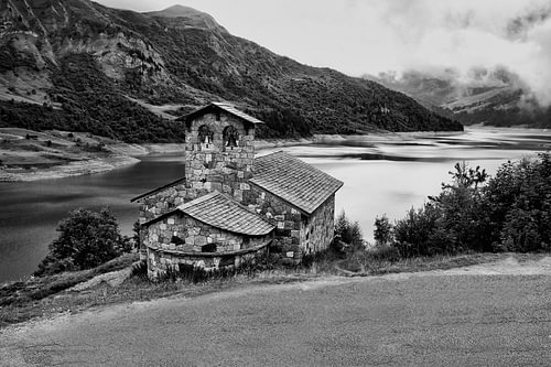 The lonely chapel by the lake