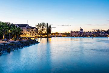 Blauw uur in Konstanz aan de Bodensee van Werner Dieterich
