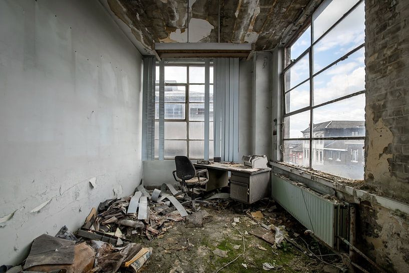 Bureau dans une usine abandonnée par ART OF DECAY