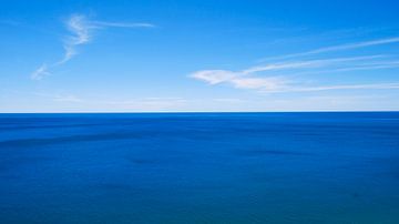 De blauwe zee van The Great Barrier Reef, Australië van Be More Outdoor