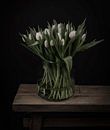 Stillleben weiße Tulpen in einer Vase von Marjolein van Middelkoop Miniaturansicht