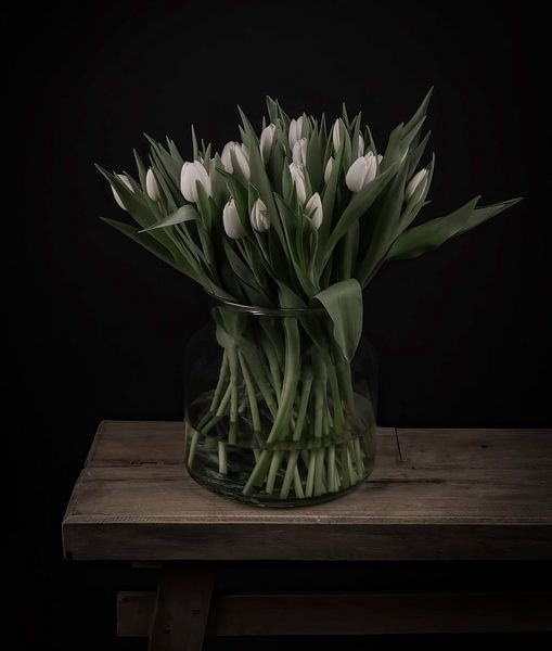 Stillleben weiße Tulpen in einer Vase von Marjolein van Middelkoop