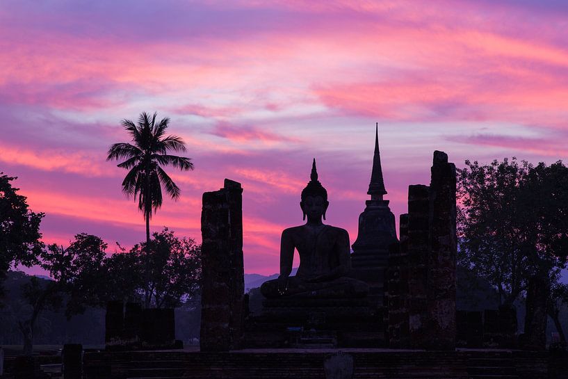 Boeddha beeld bij zonsondergang in Sukhothai, Thailand van Johan Zwarthoed