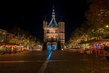 Stadsgezicht van de Waag in Deventer bij nacht rond kerst in Nederland van Eye on You
