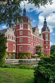 Ein Blick auf Schloss Bad Muskau im Fürst-Pückler-Park von Andreas Völkel