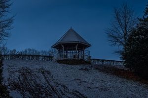 Elsloo in de avond in de winter met sneeuw