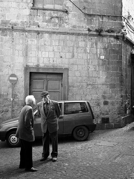 Scène de rue italienne typique avec des hommes âgés en monochrome par iPics Photography