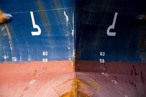 Een leeg zeeschip afgemeerd aan de kade in een haven