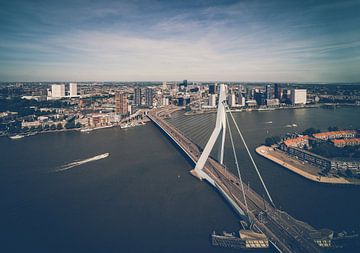 Erasmusbrug Rotterdam in zwart en wit vanuit de lucht genomen - Nederland van Jolanda Aalbers