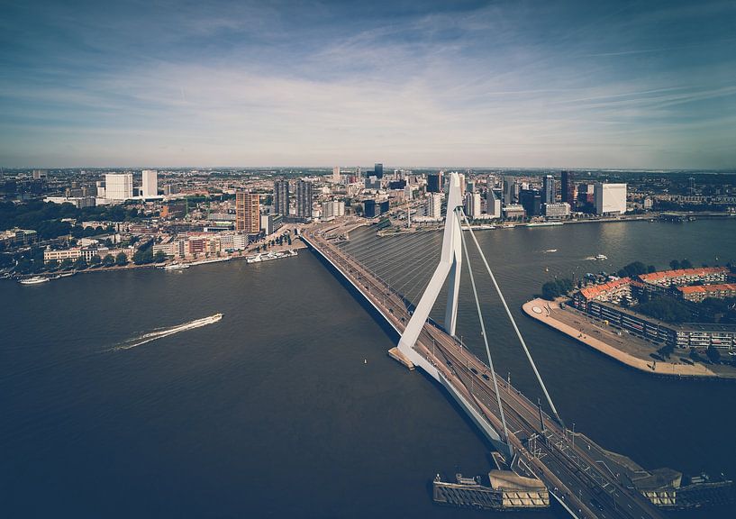 Erasmusbrücke Rotterdam in schwarz-weiß aus der Luft - Niederlande von Jolanda Aalbers